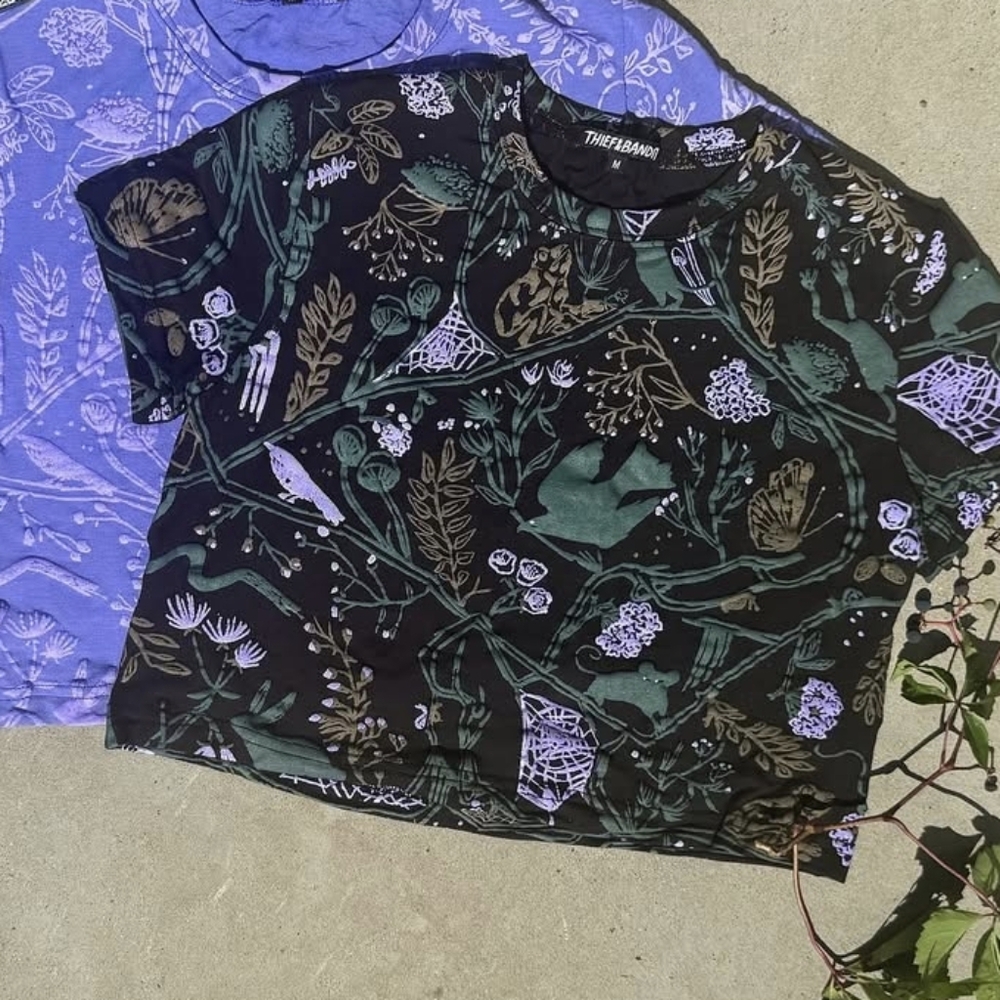 Thief And Bandit Cropped Tee size Small